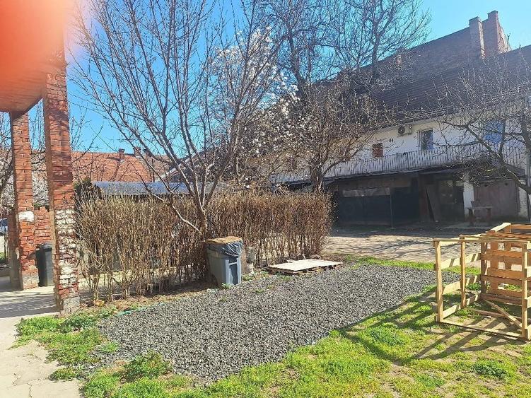 Apartament cu 3 camere semidecomandat în Traian