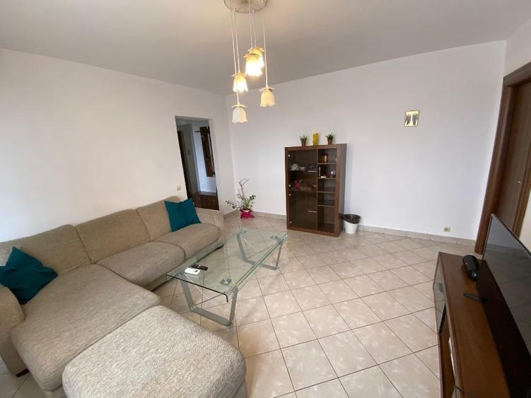 Apartament cu 3 camere semidecomandat, mobilat în Unirii