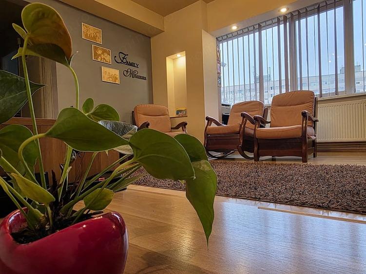Apartament cu 3 camere semidecomandat, mobilat în Central