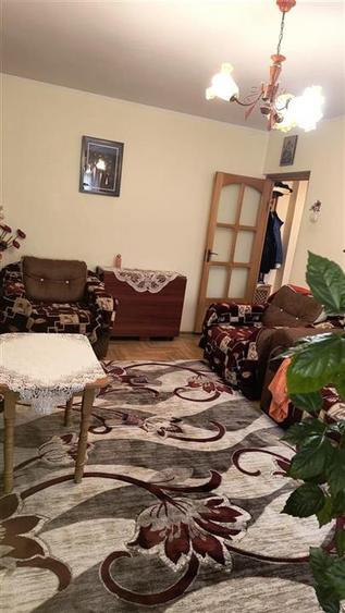 Apartament cu 3 camere decomandat, mobilat în Nicolina