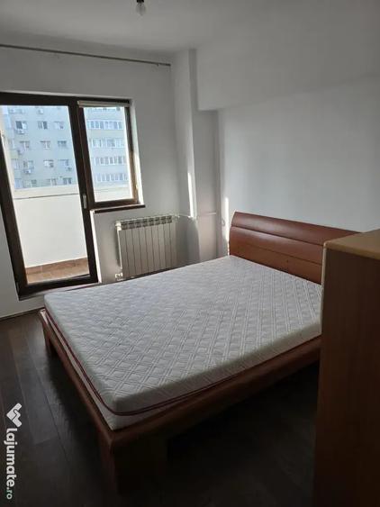 Apartament cu 4 camere semidecomandat în Crângași