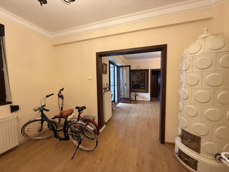 Apartament cu 4 camere semidecomandat în Primăverii