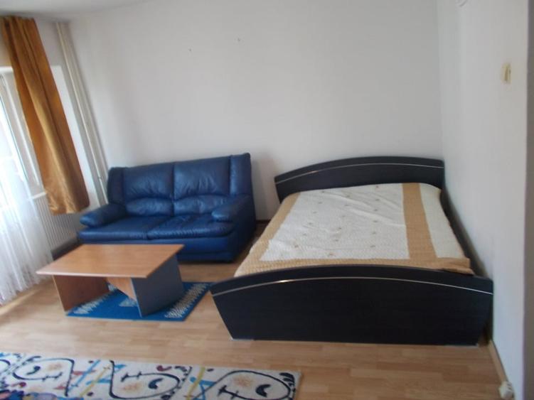 Garsonieră decomandată, mobilată în Răcădău