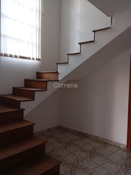 Casă individuală cu 5 camere cu Teren 2000 Mp în Central