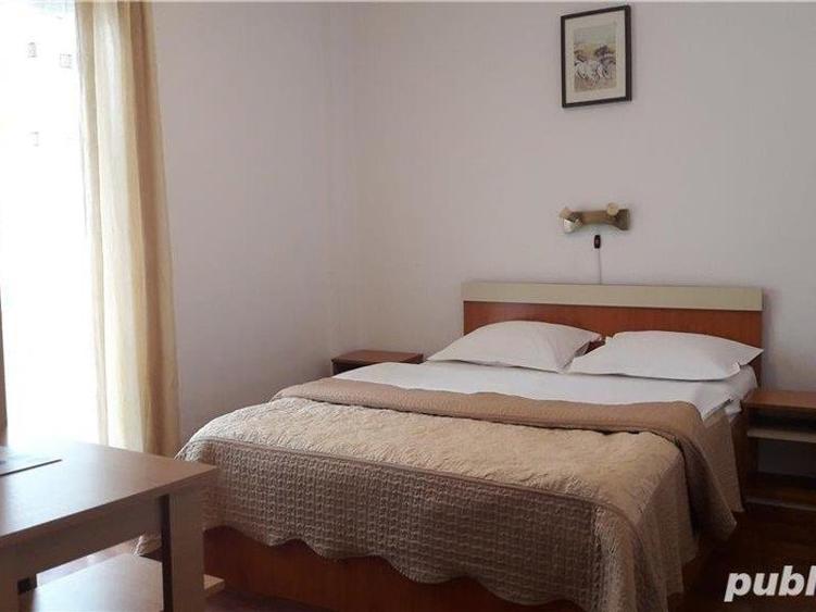 Casă individuală cu 13 camere cu Canalizare în Central