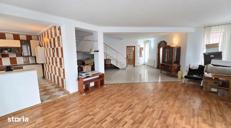 Casă cu 4 camere în Câmpului