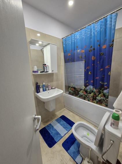 Apartament cu 3 camere decomandat în Roșu