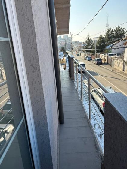 Casă individuală cu 6 camere cu Piscina în Craiovița Nouă