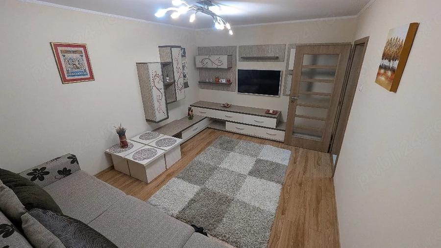 Apartament cu 3 camere decomandat în Poarta 6