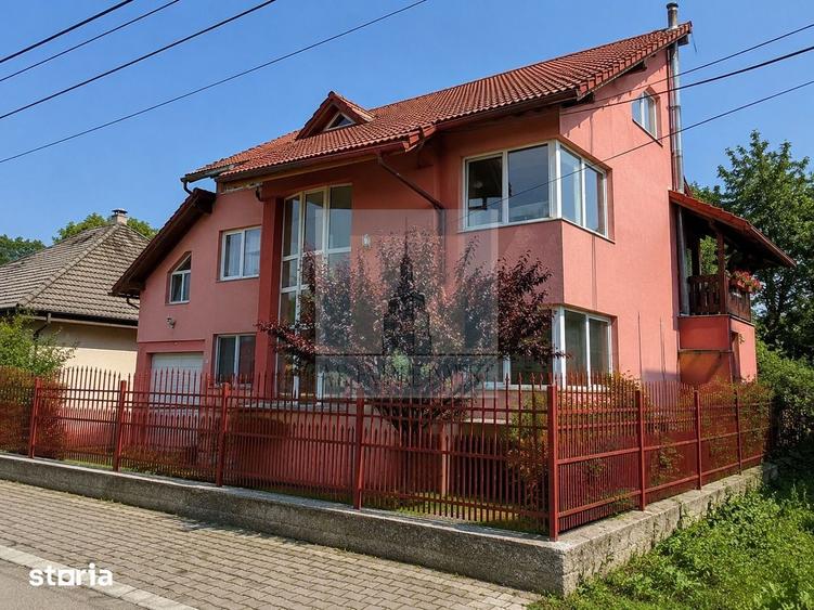Casă individuală cu 6 camere cu Canalizare în Cristian