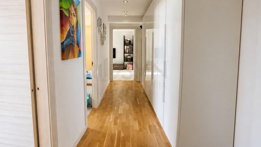 Apartament cu 4 camere decomandat în Băneasa
