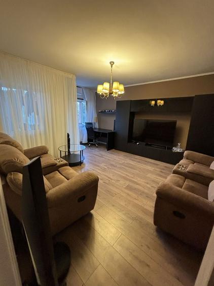 Apartament cu 3 camere decomandat în Drumul Sării