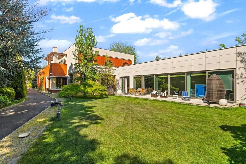 Casă individuală cu 7 camere cu Piscina în Iancu Nicolae