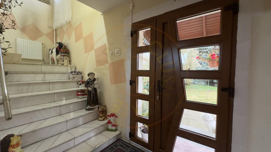 Casă individuală cu 7 camere cu Canalizare în Central