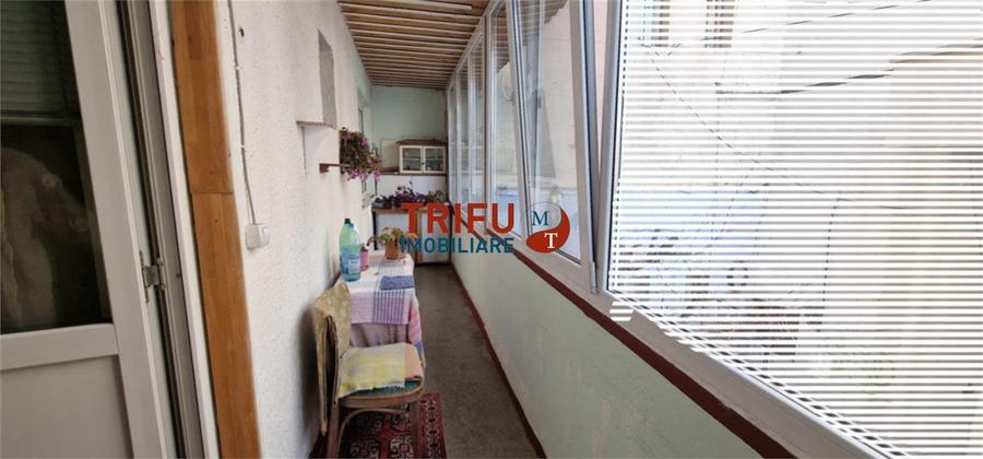 Apartament cu 3 camere semidecomandat, mobilat în Cetate