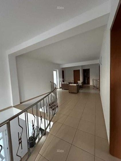 Casă cu 4 camere cu Teren 400 Mp în Central