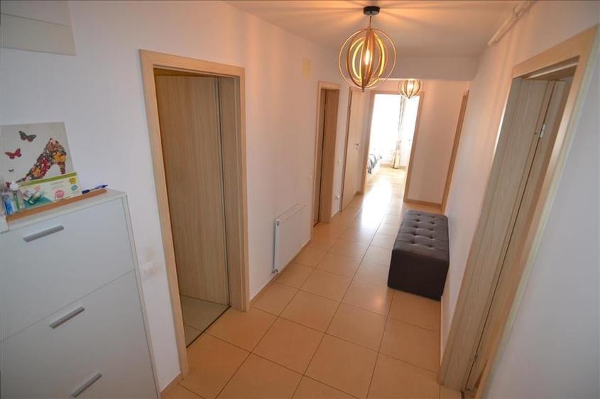 Apartament cu 3 camere decomandat în Tractorul