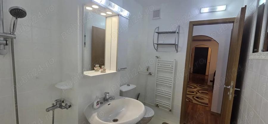 Apartament cu 3 camere semidecomandat, mobilat în Aradului