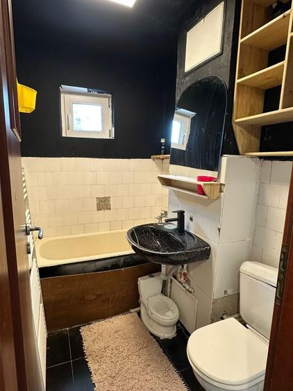 Apartament cu 3 camere semidecomandat în Petros