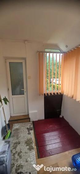 Apartament cu 3 camere semidecomandat în Florilor