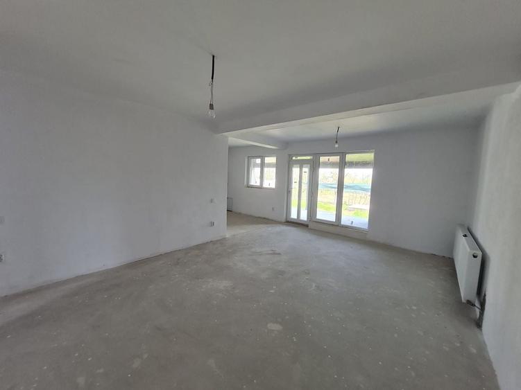 Duplex cu 4 camere cu Canalizare în Parța