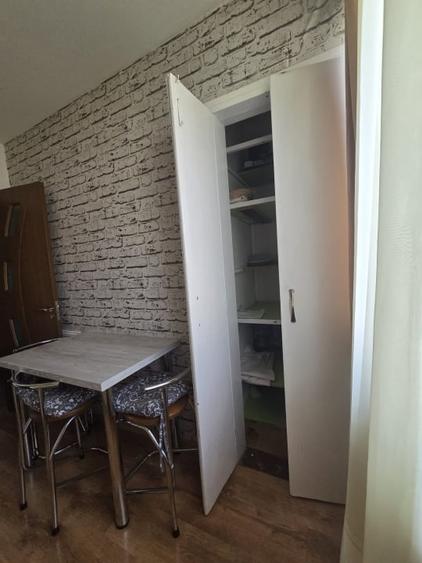 Apartament cu 3 camere semidecomandat, mobilat în Central