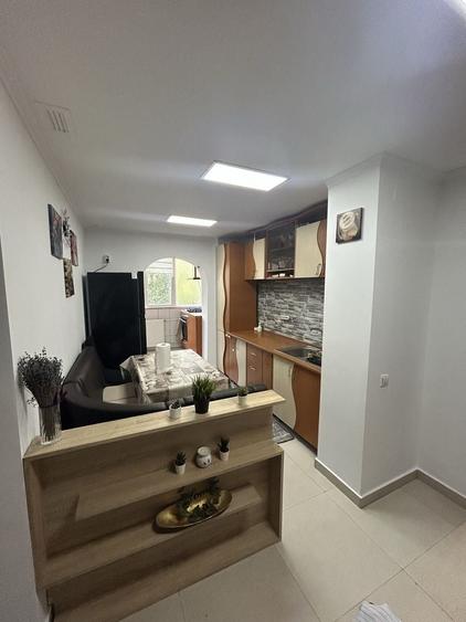 Apartament cu 3 camere semidecomandat în Rahova