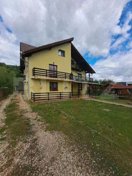 Casă individuală cu 6 camere cu Garaj în Zărnești