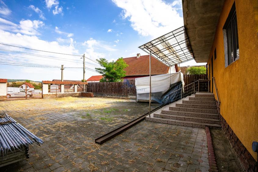 Casă individuală cu 12 camere cu Teren 568 Mp în Cristian