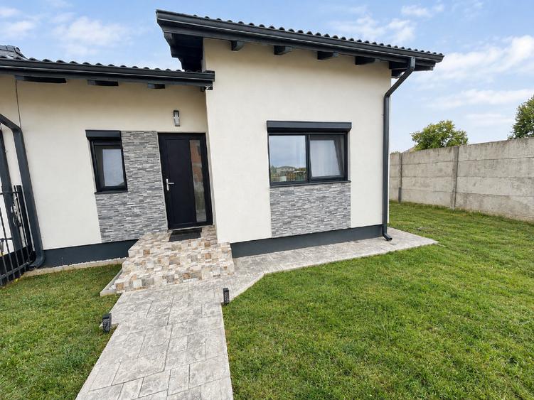 Duplex cu 3 camere cu Canalizare în Moșnița Nouă