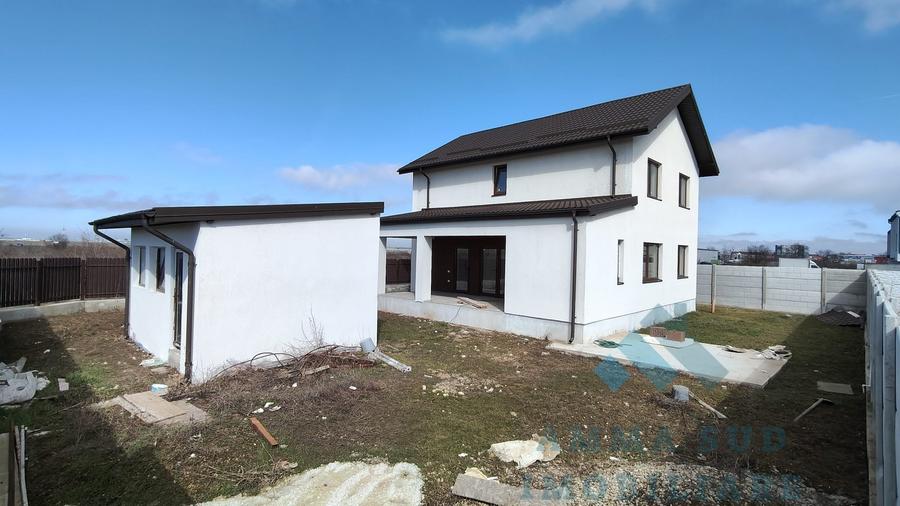 Casă individuală cu 5 camere cu Teren 492 Mp în Sud