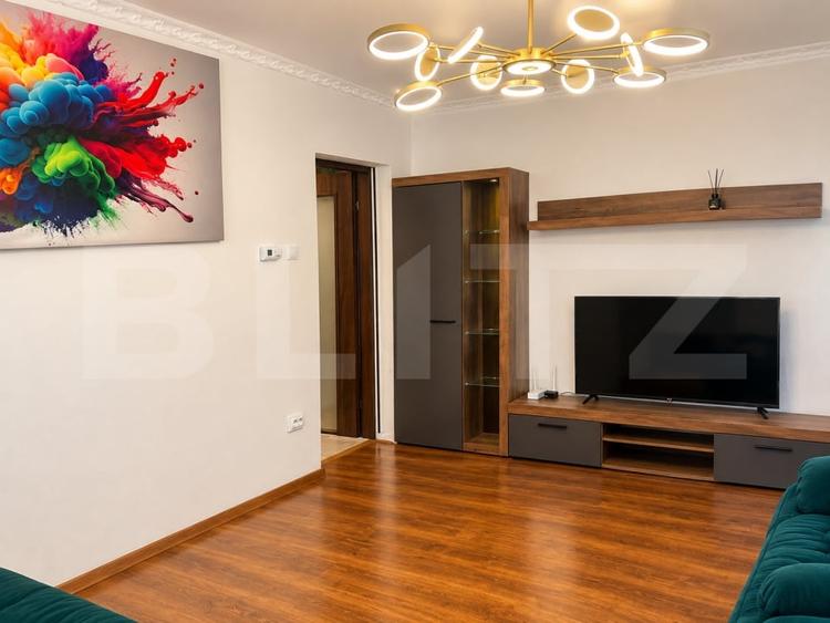 Apartament cu 3 camere semidecomandat, mobilat în Central