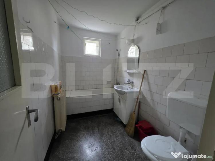 Apartament cu 3 camere semidecomandat în Solidarității