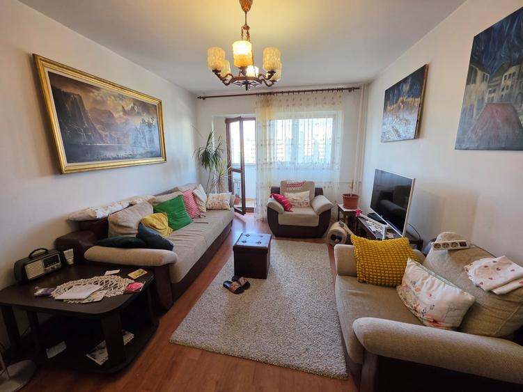 Apartament cu 3 camere semidecomandat în Iancului
