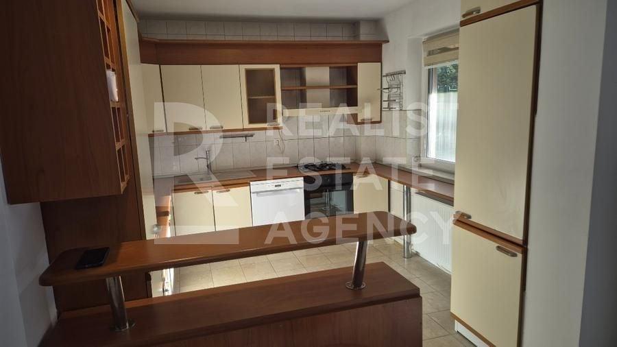 Duplex cu 5 camere cu Canalizare în Central