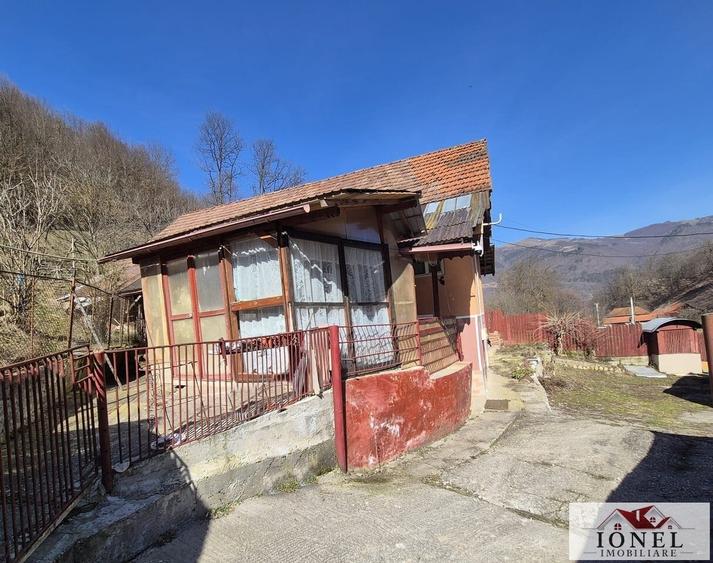 Casă individuală cu 2 camere cu Teren 9544 Mp în Meteș