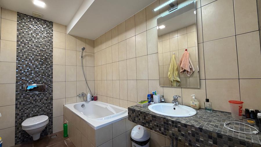 Apartament cu 4 camere semidecomandat în Iancu Nicolae