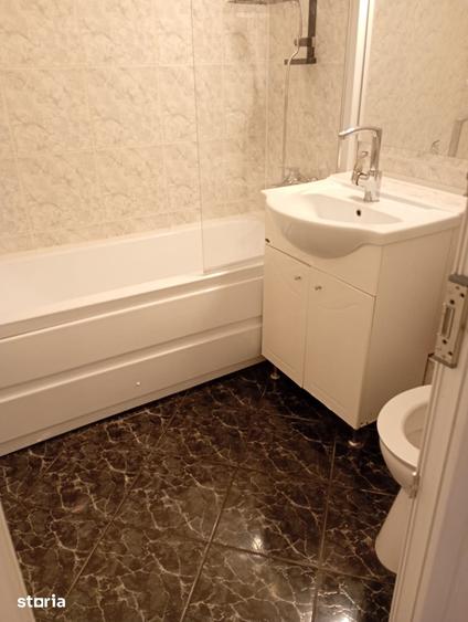 Apartament cu 3 camere semidecomandat în Obor