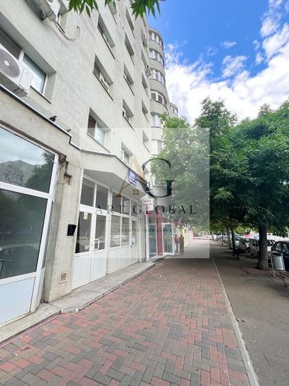 Apartament cu 3 camere semidecomandat, mobilat în Titan