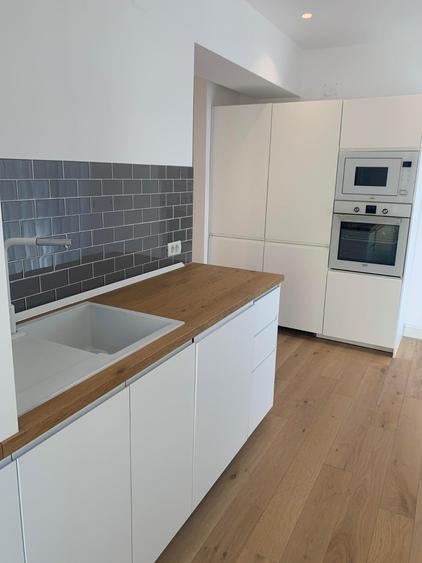 Apartament cu 3 camere semidecomandat, mobilat în P-ța Victoriei