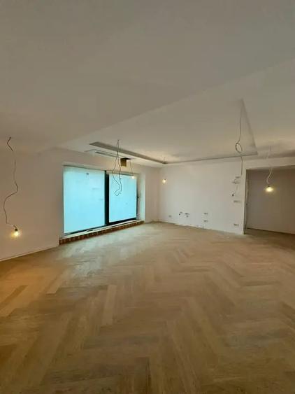 Apartament cu 3 camere semidecomandat în Unirii