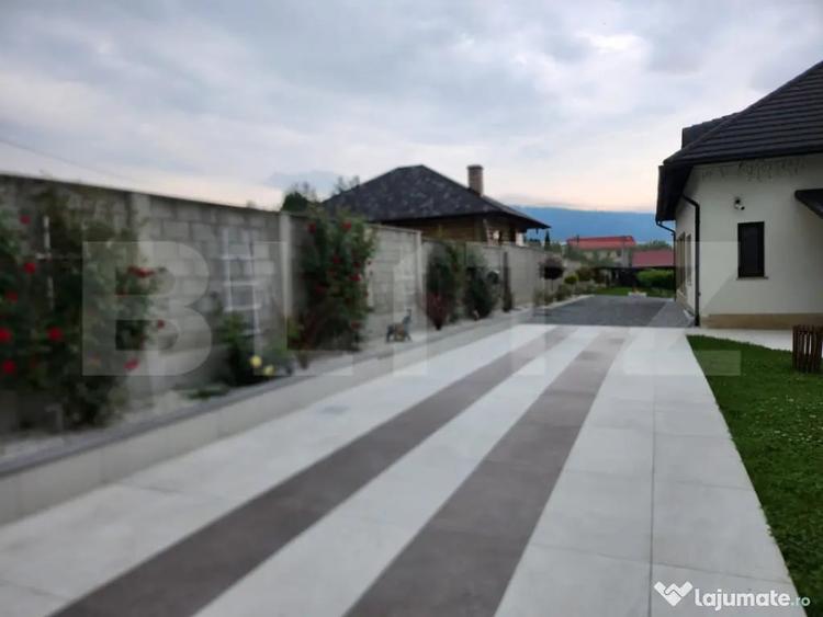 Casă cu 4 camere cu Teren 2000 Mp în Central