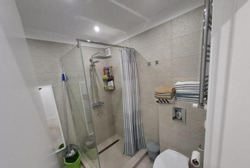 Apartament cu 3 camere semidecomandat, mobilat în Trafic Greu