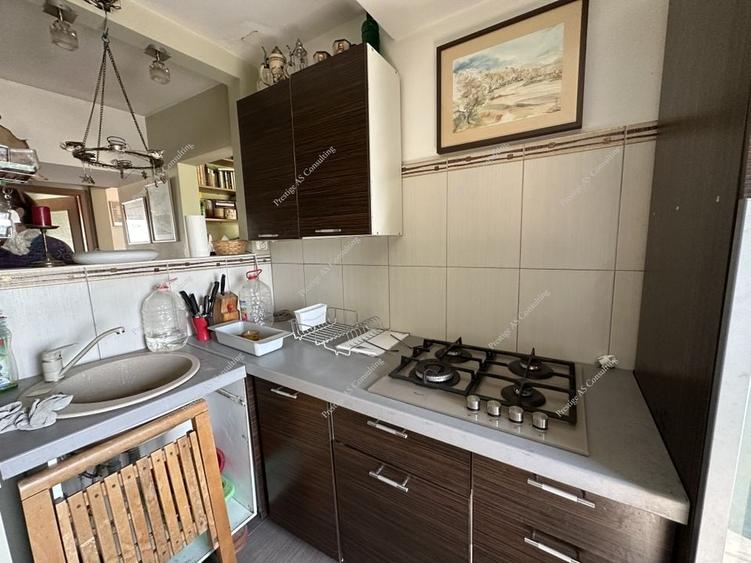 Apartament cu 3 camere decomandat în Girocului