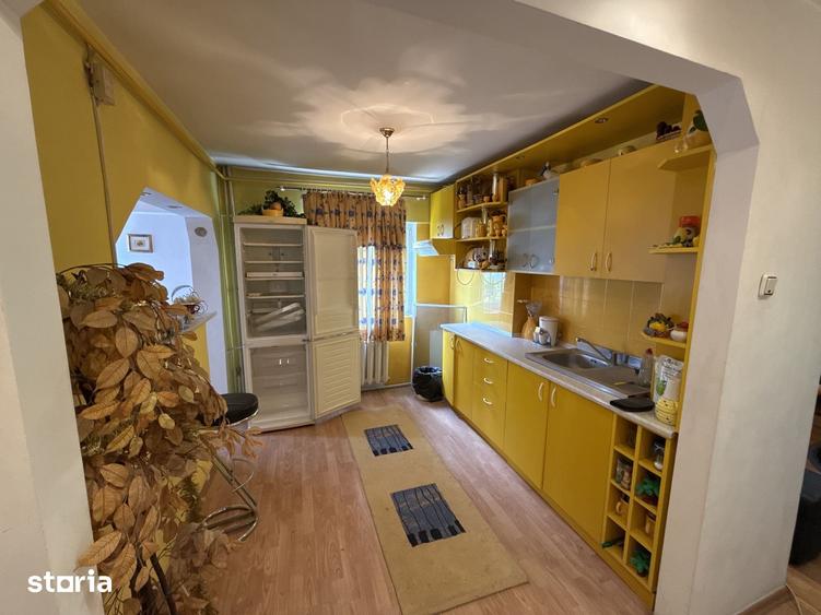 Apartament cu 5 camere decomandat în Exterior Vest