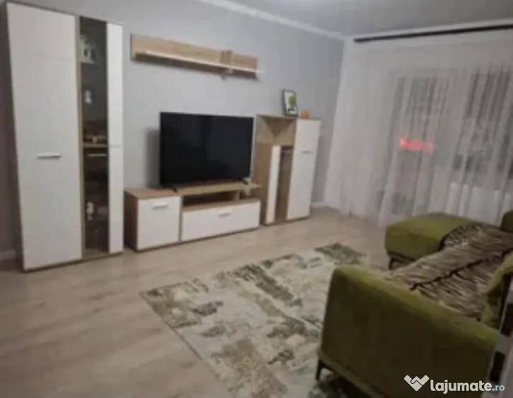 Apartament cu 3 camere decomandat în Calea București