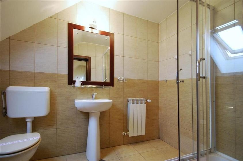 Casă individuală cu 10 camere cu Canalizare în 9 Mai