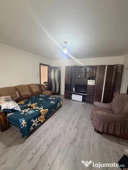 Apartament cu 2 camere semidecomandat în Craiovița Nouă