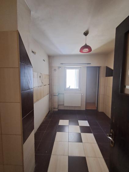 Apartament cu 4 camere în Colentina