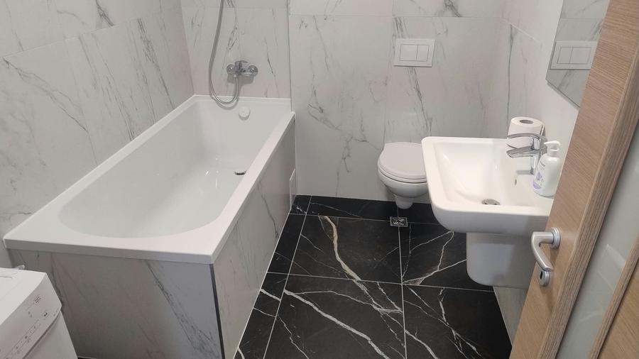 Apartament cu 2 camere decomandat în Tractorul